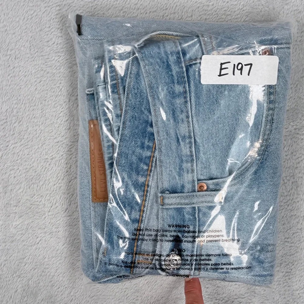 Levis Premium 501 Original Fit Jeans Mens 33x31 Light Wash Blue Straight Denim